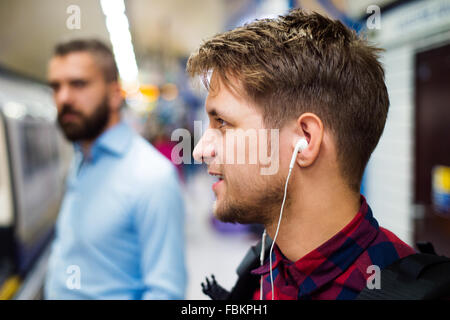Junger Mann in u-Bahn Stockfoto