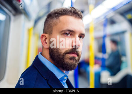 Junger Mann in u-Bahn Stockfoto