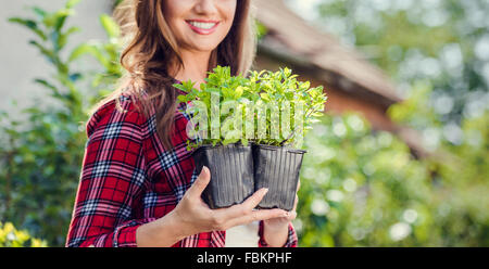 Schöne junge Frau im Garten Stockfoto