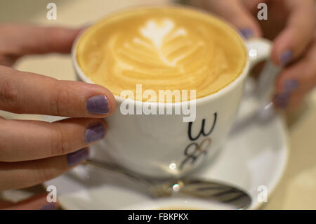 Zugeschnittene Bild der Frau, eine Tasse Kaffee Stockfoto