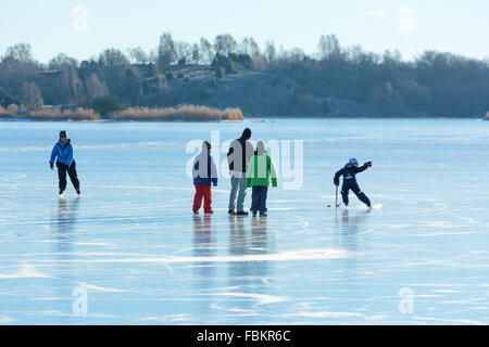 Listerby, Schweden - 17. Januar 2016: Eine Gruppe von Menschen unterschiedlichen Alters sind auf das Meereis in den Schären, genießen die Stockfoto