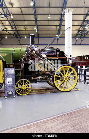 Replik der "Rakete", modernen Lokomotiven und vorbei an Technik fragt sich im National Railway Museum, York, UK. Stockfoto