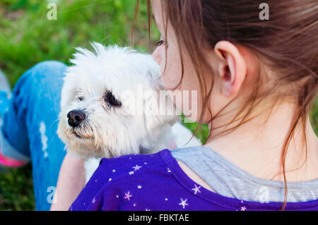 Mädchen halten Hund Stockfoto