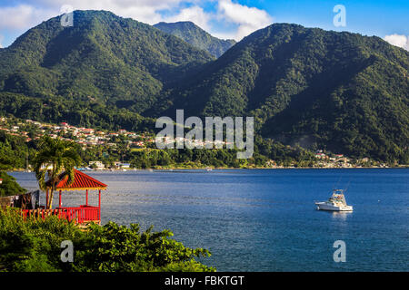 Die Bucht und die Berge Roseau Dominica Stockfoto