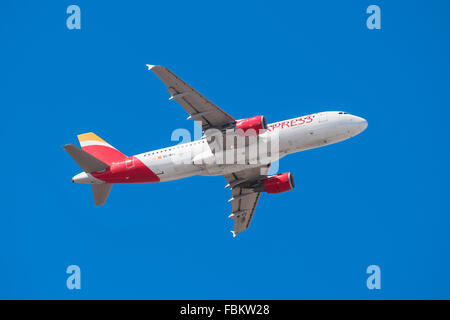 Teneriffa, Spanien - Januar 13: Iberia Airbus 320 vom Flughafen Teneriffa Süd am 13. Januar 2016 nimmt ab. Iberia ist die fl Stockfoto
