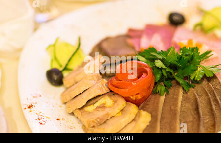 Verschiedene Fleischerzeugnisse einschließlich Schinken und Wurstwaren Stockfoto