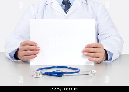 Arzt in weiße Tunika sitzt in seinem Raum Beratung und mit einem klaren weißen Blatt in den Händen auf dem Tisch. Ein Stethoskop ist Stockfoto