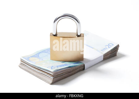 Bündel von zwanzig Euro-Banknoten mit Vorhängeschloss auf sie isoliert auf weißem Hintergrund. Bild mit einem Beschneidungspfad. Stockfoto