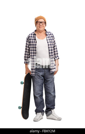 In voller Länge Portrait von cool senior Hipster posiert mit einem Skateboard isoliert auf weißem Hintergrund Stockfoto