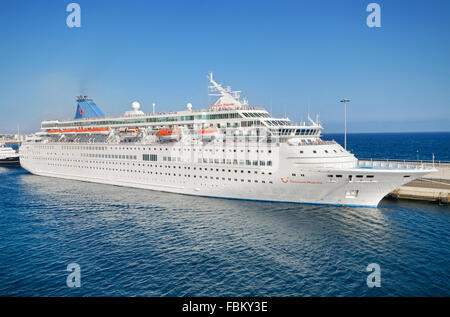 LANZAROTE, Spanien - NOVEMBER 9: Thomson Majestät Passagier Kreuzfahrtschiff im Hafen von Lanzarote am 9. November 2015, Lanzarote. Stockfoto