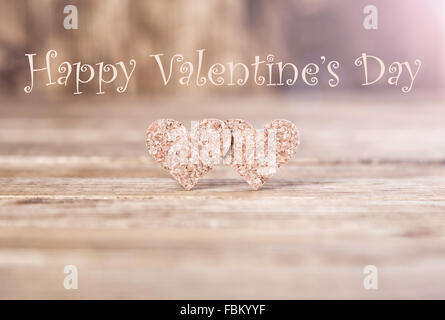 Zwei kleine Herzen auf einem hölzernen Hintergrund Stockfoto