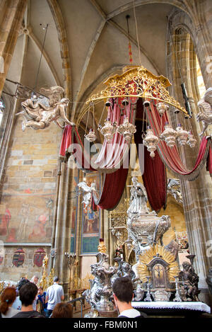 Prag, 5. AUGUST: Der silberne Grab des Johannes Nepomocene in St Vitus Cathedral am august 5, 2015 in Prag - Tschechische Republik Stockfoto