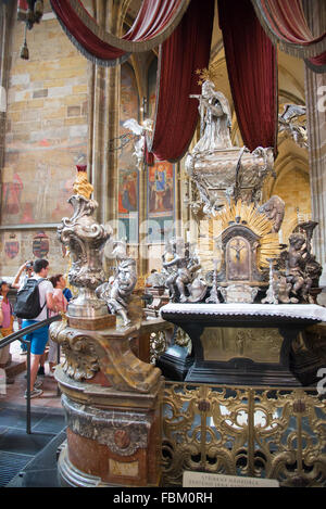 Prag, 5. AUGUST: Der silberne Grab des Johannes Nepomocene in St Vitus Cathedral am august 5, 2015 in Prag - Tschechische Republik Stockfoto