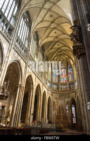 Prag, 5. AUGUST: Innenraum der Kathedrale des Heiligen Vitus, eine gotische römisch-katholische Kathedrale gegründet 1344 on august 5, 2015 Stockfoto