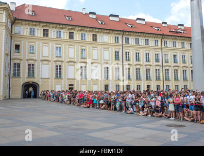 Prag, 5. AUGUST: Leute warten die Änderung der Garde. Bei 12:00 jeden Tag ist möglich, beobachten Sie die Wachablösung Stockfoto