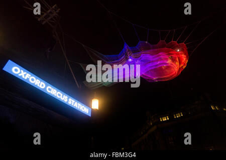 London, UK. 17. Januar 2016. Lumiere London. Sonntag Nacht. Piccadilly Line suspendiert wegen Menge Überspannungsschutz, Londons Lumiere 4-Tages-Festival zu sehen. Bildnachweis: Von Roll/Alamy Leben News Stockfoto