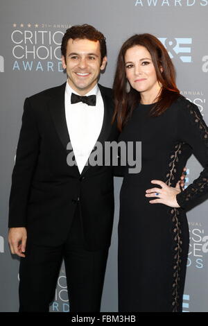 Santa Monica, Kalifornien, USA. 18. Januar 2016. Regisseur Fred Savage und seine Frau, die Schauspielerin Jennifer Lynn Stone, erreichen die 21. Annual Critics' Choice Awards am Barker Hangar am Flughafen Santa Monica in Los Angeles, USA, am 17. Januar 2016. : Bildnachweis Hubert Boesl/Dpa: Dpa picture-Alliance/Alamy Live News Stockfoto