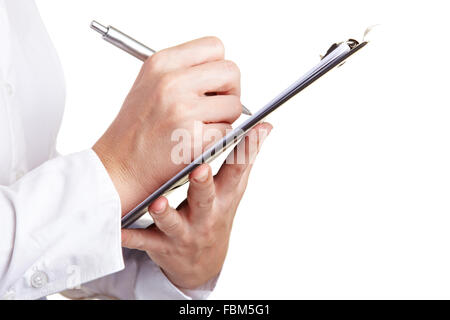 Hand, die Checkliste in Zwischenablage mit einem Stift ausfüllen Stockfoto