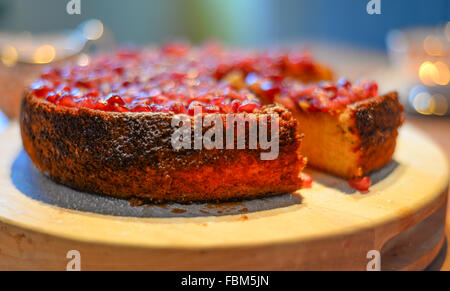 Glutenfreier Clementine und Granatapfelkuchen Stockfoto