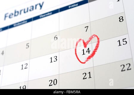 Februar Kalender Seite mit roten Herzchen markieren Valentinstag Stockfoto