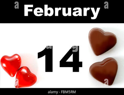 Valentines Tag Kalenderblatt mit Schokolade und roten Herzen Stockfoto
