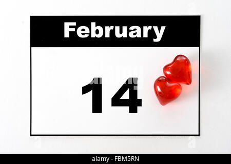 Valentinstag-Kalender-Seite mit ein paar roten Herzen Stockfoto
