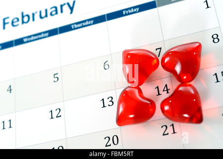 Februar Kalender Seite mit kleinen roten Herzchen markieren Valentinstag Stockfoto