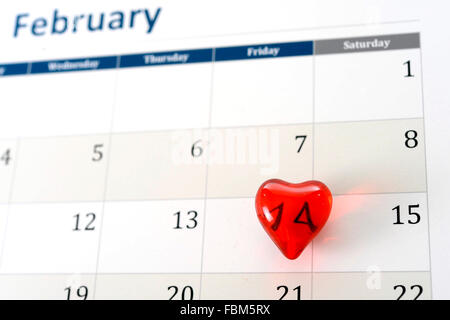 Februar Kalender Seite mit roten Herzchen markieren Valentinstag Stockfoto