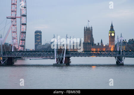 Big Ben, Houses of Parliament und London Eye Blick von Waterloo Bridge bei Nacht Stockfoto