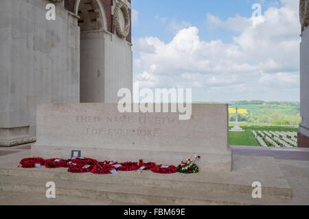 Stein der Erinnerung an die Thiepval-Denkmal auf die fehlende an der Somme 1914-1918 mit Mohn Kränze gelegt vor. Stockfoto