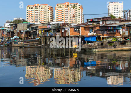 Blick auf die städtischen Slums aus dem Fluss. Ho-Chi-Minh-Stadt, Vietnam. Stockfoto