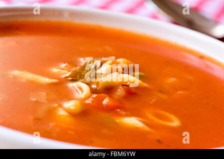 Nahaufnahme einer Schüssel mit Minestrone, eine typisch italienische Suppe mit Gemüse und Nudeln Stockfoto