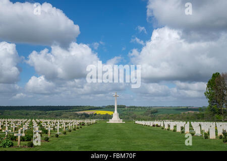 Die Anglo-Französisch-Friedhof von Thiepval-Denkmal auf die fehlende an der Somme mit dem Kreuz des Opfers im Hintergrund. Stockfoto