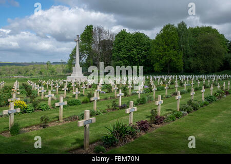 Die Anglo-Französisch-Friedhof von Thiepval-Denkmal auf die fehlende an der Somme mit dem Kreuz des Opfers im Hintergrund. Stockfoto