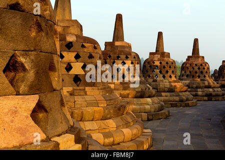 Die schöne Stupas des Borobudur-Tempel-Komplex, Yogyakarta, Indonesien. Stockfoto