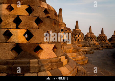 Die schöne Stupas des Borobudur-Tempel-Komplex, Yogyakarta, Indonesien. Stockfoto