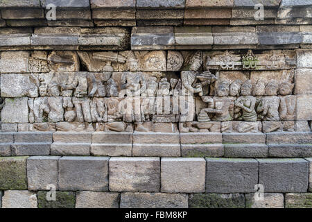 Die Relieftafeln des Borobudur-Tempels in Indonesien. Borobudur ist der größte buddhistische Tempel der Welt. Stockfoto