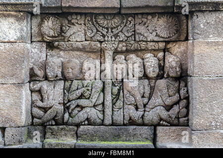 Die Relieftafeln des Borobudur-Tempels in Indonesien. Borobudur ist der größte buddhistische Tempel der Welt. Stockfoto