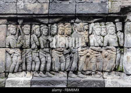 Die Relieftafeln des Borobudur-Tempels in Indonesien. Borobudur ist der größte buddhistische Tempel der Welt. Stockfoto