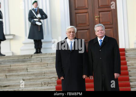 Berlin, Deutschland. 18. Januar 2016. Joachim Gauck (rechts) begrüßt die Hellenische Republik Präsident Prokopis Pavlopoulos (links) im Schloss Bellevue in Berlin. Der Staatsbesuch des Pavlopoulos ist für bilaterale Vortrag über europäische Politik und andere internationale Fragen. Bildnachweis: Simone Kuhlmey/Pacific Press/Alamy Live-Nachrichten Stockfoto