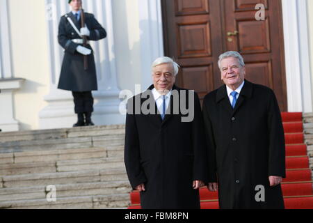 Berlin, Deutschland. 18. Januar 2016. Joachim Gauck (rechts) begrüßt die Hellenische Republik Präsident Prokopis Pavlopoulos (links) im Schloss Bellevue in Berlin. Der Staatsbesuch des Pavlopoulos ist für bilaterale Vortrag über europäische Politik und andere internationale Fragen. Bildnachweis: Simone Kuhlmey/Pacific Press/Alamy Live-Nachrichten Stockfoto