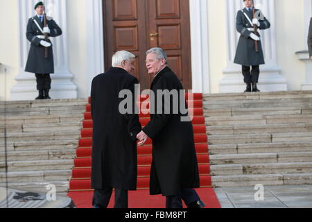 Berlin, Deutschland. 18. Januar 2016. Joachim Gauck (rechts) begrüßt die Hellenische Republik Präsident Prokopis Pavlopoulos (links) im Schloss Bellevue in Berlin. Der Staatsbesuch des Pavlopoulos ist für bilaterale Vortrag über europäische Politik und andere internationale Fragen. Bildnachweis: Simone Kuhlmey/Pacific Press/Alamy Live-Nachrichten Stockfoto