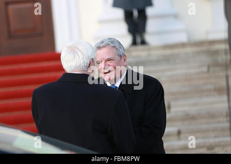 Berlin, Deutschland. 18. Januar 2016. Joachim Gauck begrüßt die Hellenische Republik Präsident Prokopis Pavlopoulos Schloss Bellevue in Berlin. Der Staatsbesuch des Pavlopoulos ist für bilaterale Vortrag über europäische Politik und andere internationale Fragen. Bildnachweis: Simone Kuhlmey/Pacific Press/Alamy Live-Nachrichten Stockfoto