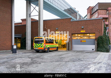 Ambulanz Eingang und Garage am Sahlgrenska Hospital, Göteborg, Schweden. Model Release: Nein Property Release: Nein. Stockfoto