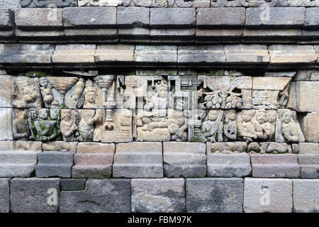 Die Relief-Tafel des Borobudur-Tempels in Indonesien. Borobudur ist der größte buddhistische Tempel der Welt. Stockfoto