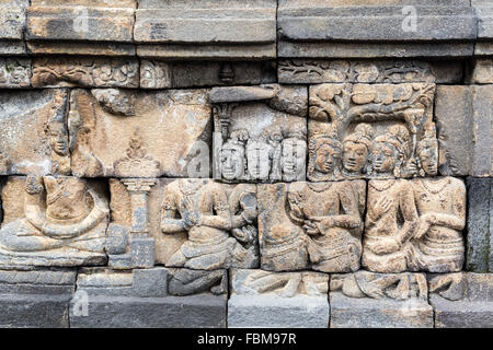 Die Relieftafeln des Borobudur-Tempels in Indonesien. Borobudur ist der größte buddhistische Tempel der Welt. Stockfoto
