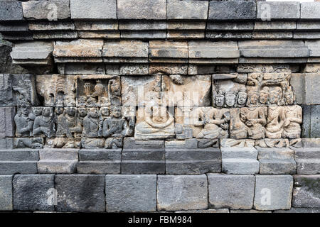 Die Relieftafeln des Borobudur-Tempels in Indonesien. Borobudur ist der größte buddhistische Tempel der Welt. Stockfoto
