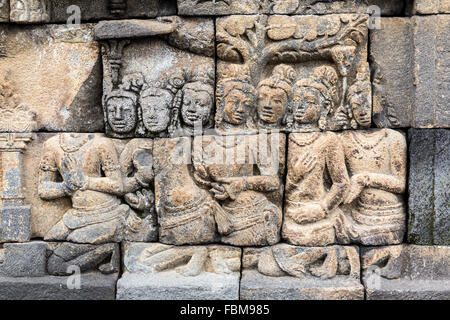Die Relieftafeln des Borobudur-Tempels in Indonesien. Borobudur ist der größte buddhistische Tempel der Welt. Stockfoto