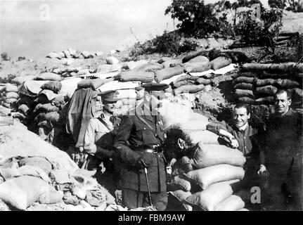 FELDMARSCHALL HORATIO HERBERT KITCHENER (1850-1916) in dunklen Uniform vor Lieutenant-General William Birdwood Anzac Cove, Gallipoli, im November 1915. Stockfoto