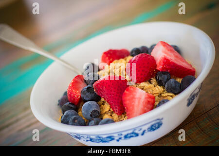 Schüssel mit Müsli mit frischen Erdbeeren und Heidelbeeren Stockfoto